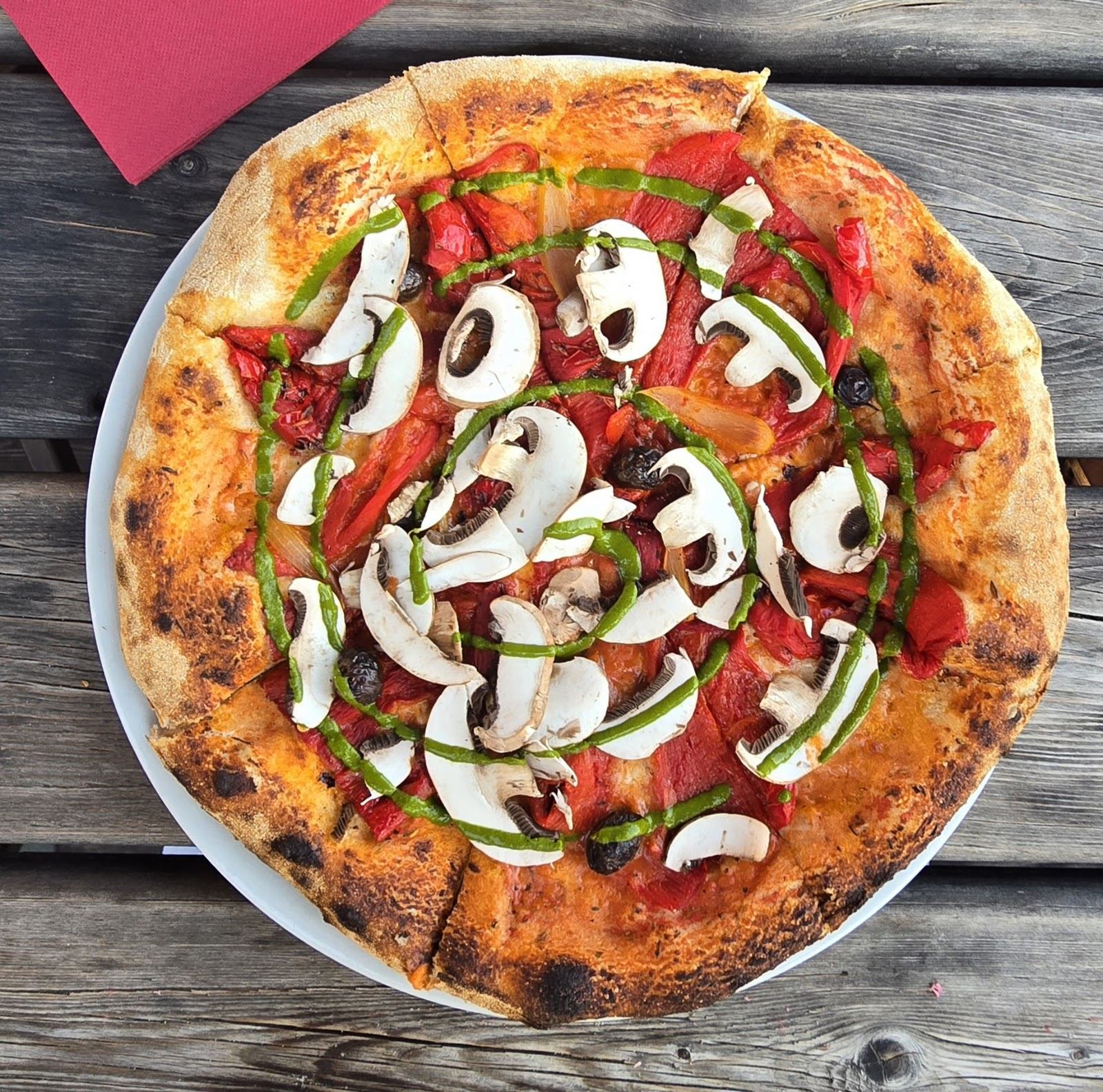 Pizza aux poivrons, champignons et filet de persillade cuite au feu de bois