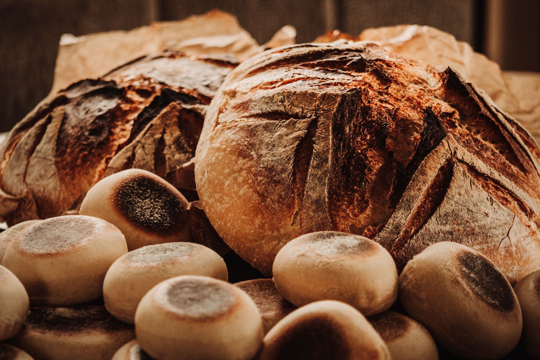 Pain au levain naturel et petits pains rustiques