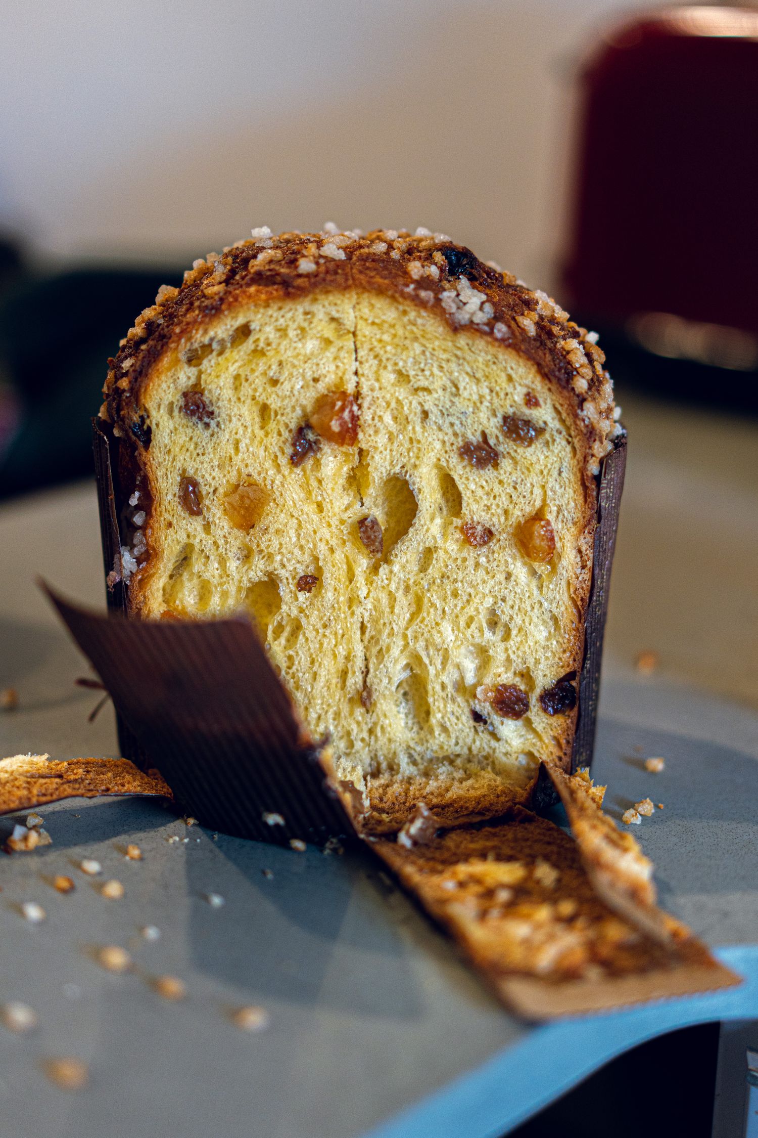 Tranche de panettone à la mie dorée, parsemée de fruits confits