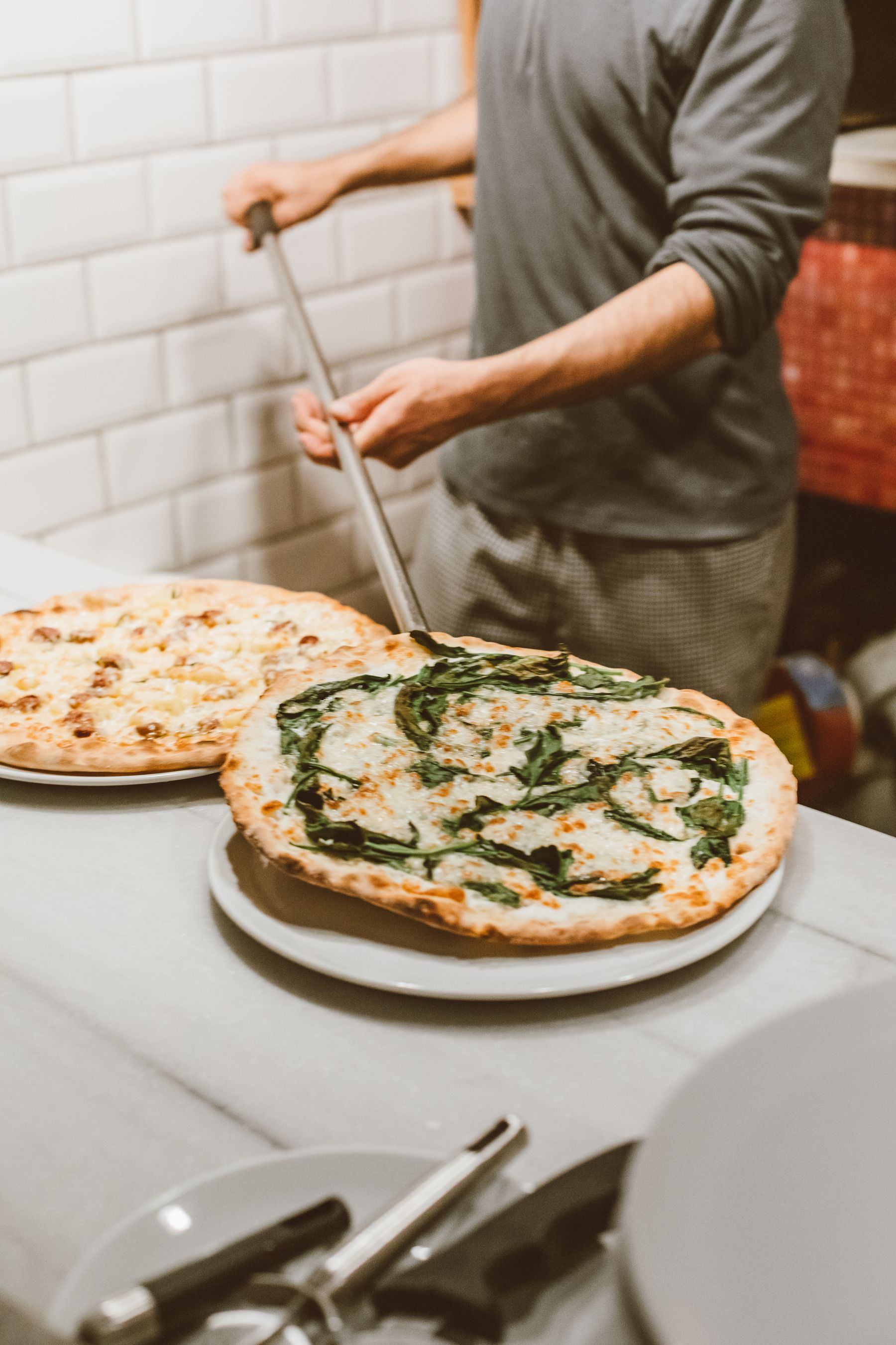Enfournement de pizzas à la pelle